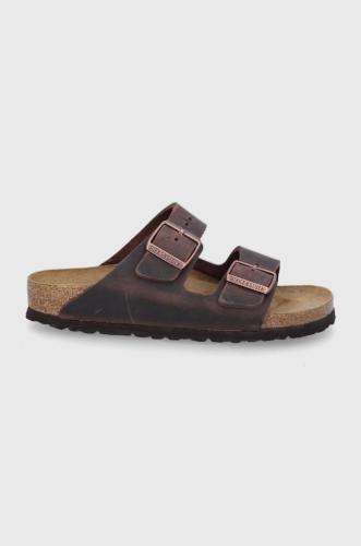 Δερμάτινες παντόφλες Birkenstock Arizona γυναικείες, χρώμα: καφέ