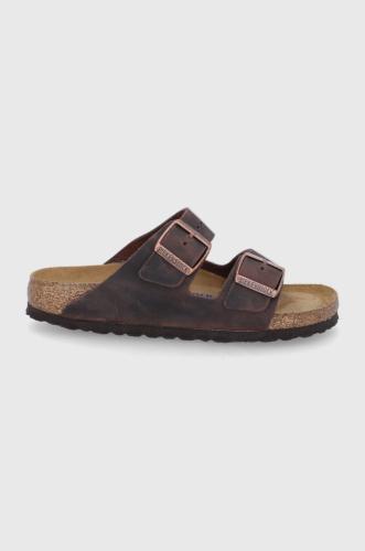 Δερμάτινες παντόφλες Birkenstock Arizona γυναικείες, χρώμα: καφέ